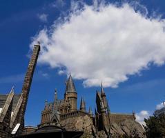 osaka, japan am 8. april 2019. dies ist ein foto des schlossgebäudes hogwarts im universal studio japan in osaka.