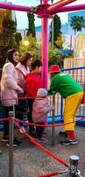 Osaka, Japan im April 2019. Kinder und mehrere Erwachsene stehen in den Universal Studios Japan Schlange, um an einer Fahrt teilzunehmen. foto