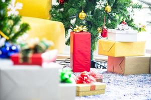 weihnachts- und neujahrsferienkonzept. Closeup Blur Weihnachtsbaumschmuck mit Bändern Kugeln Ornamente und Geschenkboxen