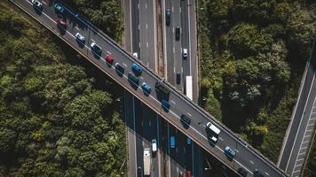 Luftaufnahme der stark befahrenen Autobahn foto