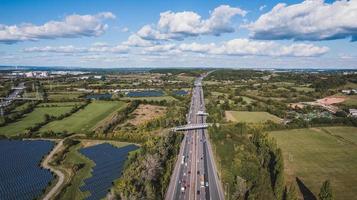 Luftaufnahme der stark befahrenen Autobahn foto