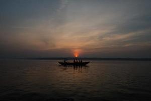 Sonnenuntergang am Ganges - Indien foto