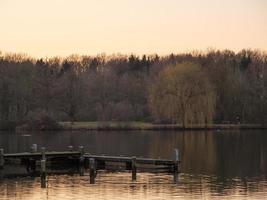 Sonnenuntergang an einem deutschen See foto