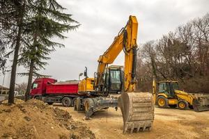 schwere baugeräte, die auf der baustelle arbeiten. foto