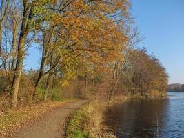 Wandern an einem See in Westfalen foto