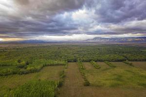 Erstaunlich weites Luftbild von der Drohne der wunderschönen grünen Landschaft, der Berghügel und des farbenfrohen Himmels foto