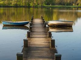 Wandern an einem See in Westfalen foto