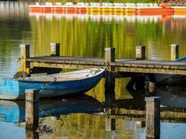 Wandern an einem See in Westfalen foto