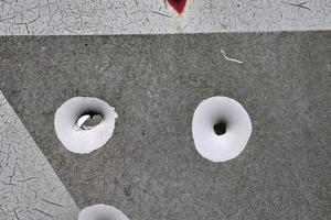 Detaillierte Nahaufnahme von Einschusslöchern von Schüssen in einem Verkehrszeichen foto