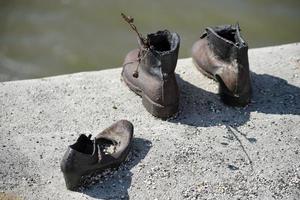 budapest, ungarn, 2014. eisenschuhe denkmal für jüdische menschen, die ww2 in budapest hingerichtet haben foto