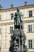 Prag, Tschechische Republik, 2014. Statue von König Karl IV. am Eingang zur Karlsbrücke in Prag foto