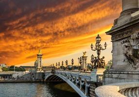 fantastischer Sonnenuntergang über der Alexandre III Brücke (Pont Alexandre III)