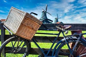 Fahrrad mit Windmühle und blauem Himmelshintergrund. malerische Landschaft in der Nähe von Amsterdam in den Niederlanden. foto