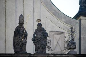 Prag, Tschechische Republik, 2014. Statuen auf der Kirche des Allerheiligsten Erlösers in Prag foto