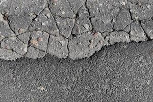 Detailansicht auf Asphaltoberflächen verschiedener Straßen und Straßen mit Rissen foto