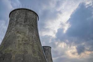 unglaublich riesiger Industrieschornstein aus Betonblöcken. Konzept der Erhaltung der Umwelt und der Pflege der Natur foto