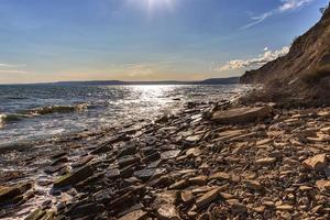 an einer Steinküste am Schwarzen Meer. entspannende horizontale ansicht. foto