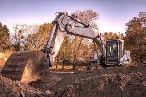 Rest, großer Bagger mit Schaufel auf der Baustelle. horizontale Ansicht foto