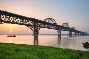 Jangtse-Brücke im Sonnenuntergang foto