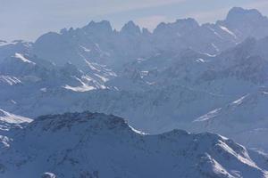 schöne Berglandschaft im Winter foto