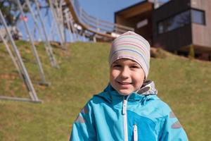 Schweden, 2022 - Porträt eines Jungen mit Hut und Jacke foto