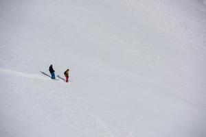 Freeride-Skifahrer Skifahren im Tiefschnee foto