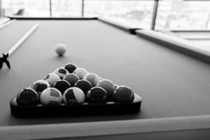 billardkugeln auf dem tisch mit einem queue, snooker pool foto