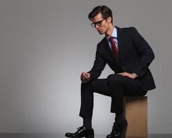 Seitenansicht eines sitzenden Geschäftsmannes, der Brille trägt
