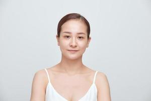 Porträt einer jungen Frau ohne Make-up auf weißem Hintergrund foto