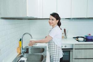 Frau mit Schürze, Küche, Kochen foto