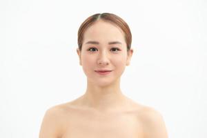 asiatische Frau Schönheit Gesicht gesunder Haut weißer Hintergrund mit natürlichem Make-up. Spa-Konzept. foto