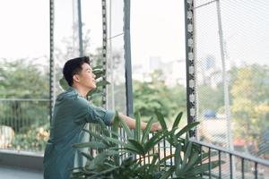 Teenager lächelt auf der Terrasse foto