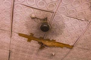 kaputte Decke und Ventilator am Dach Agra India. foto