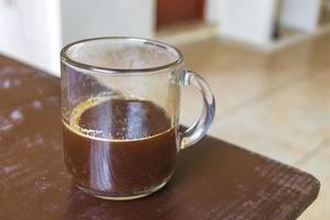 Glastasse schwarzen Kaffee aus Mexiko auf Holzhintergrund. foto