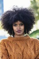 Porträt der attraktiven Afro-Frau auf der Straße