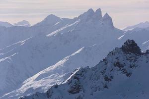 schöne Berglandschaft im Winter foto