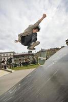 tucepi, kroatien, 2022 - blick auf den skatepark foto