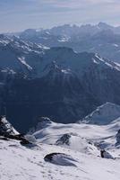 schöne Berglandschaft im Winter foto