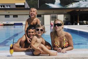 kroatien, 2022 - glückliche junge familie hat spaß am schwimmbad foto