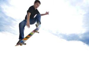 Junge übt Skate in einem Skatepark foto