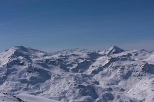 schöne Berglandschaft im Winter foto