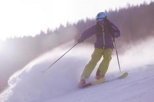 skifahrer, der spaß beim bergablaufen hat foto