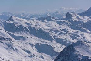 schöne Berglandschaft im Winter foto