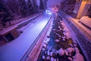 schweiz, 2022 - verschneite straßen des alpinen bergdorfes foto