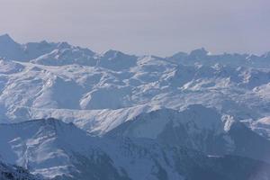 schöne Berglandschaft im Winter foto