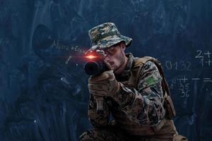 Soldat in Aktion mit dem Ziel der Laservisieroptik