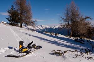 Snowboard im Schnee foto