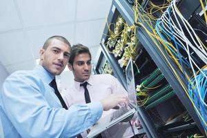 IT-Ingenieure im Netzwerkserverraum foto