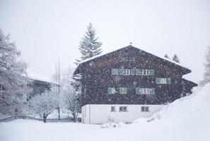 schweden, 2022 - berghaus im schneesturm foto