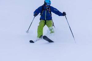 Freeride-Skifahrer beim Skifahren foto